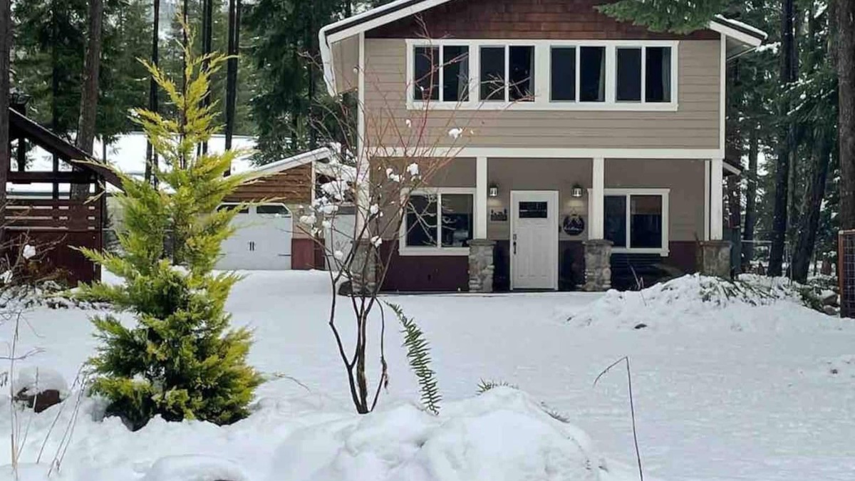 Easton House | Dog friendly, updated cabin- hot tub & fenced yard, 5 min to Lake Easton/Kachess