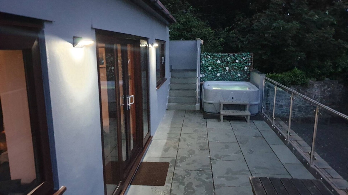 Rhyd-y-clafdy Villa | Dog friendly villa with hot tub overlooking the town with sea and mountain views