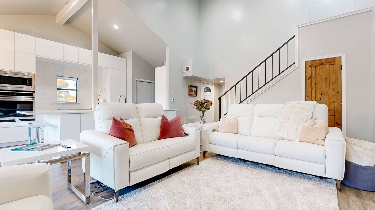 Horseshoe Bay Condo | Dog-friendly waterfront retreat with a washer/dryer, furnished patio, & AC