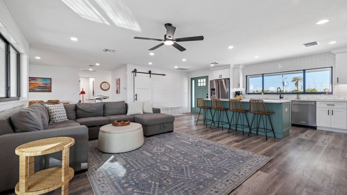 Sanibel House | Dog friendly (with owner approval) 5 bedroom/3 bath home in East Rocks.