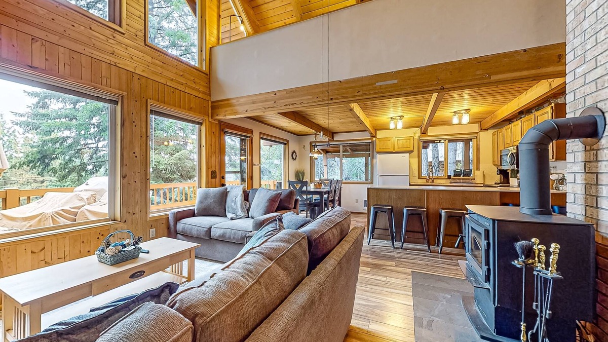 Roslyn Ridge Cabin | Dog-friendly woodland cabin with woodstove & deck, near Lake Cle Elum