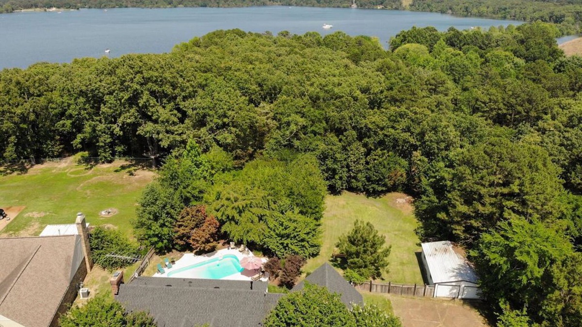 Heber Springs House | Dog lovers: Fenced yard, 2 king beds, lake access, 2 fire pits-gas and wood!