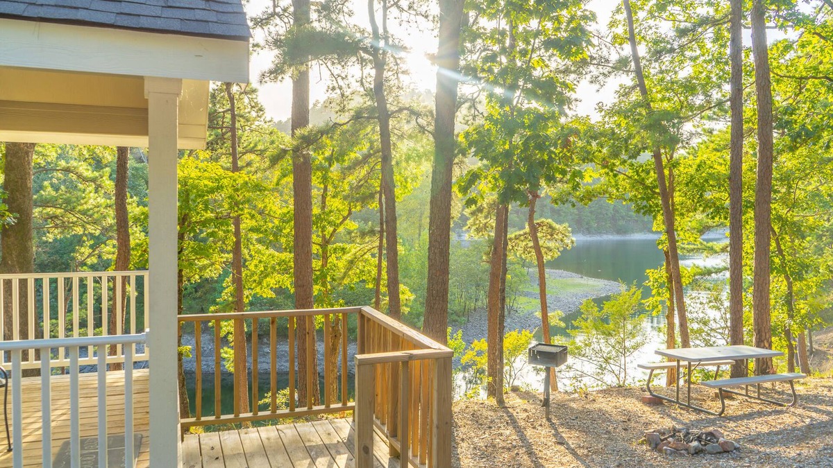 Royal Cottage | Dogwood Cottage at Safe Harbor Brady Mountain on Lake Ouachita!