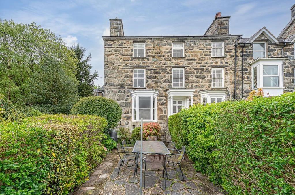 Dolgellau House | Dolgellau Townhouse 2 Minutes to Town & Mountains