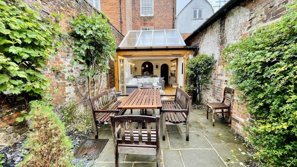Henley-on-Thames House | Dolls House - Luxury Townhouse - From 400 Per Night