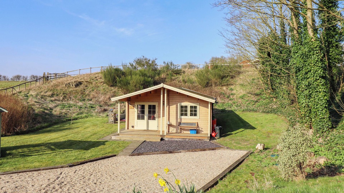 Louth Cottage | DOLLY'S HIDEAWAY CABIN, pet friendly in Donington On Bain