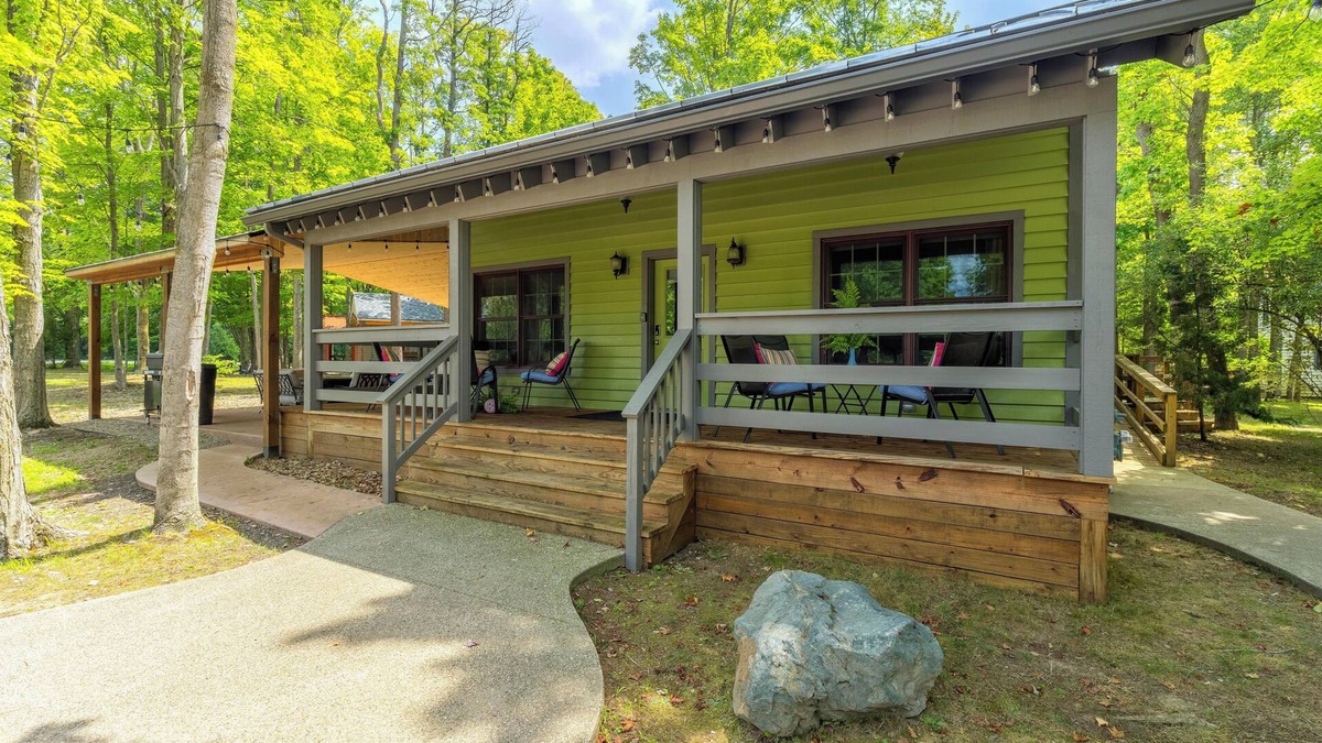 Fennville House | Dollybrook 6 - Pet Friendly - Community Pool - Groups Welcome