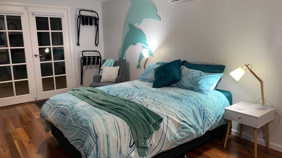 Paynesville Cottage | Dolphin Cottage: This cozy cottage is the perfect springboard to the Lakes