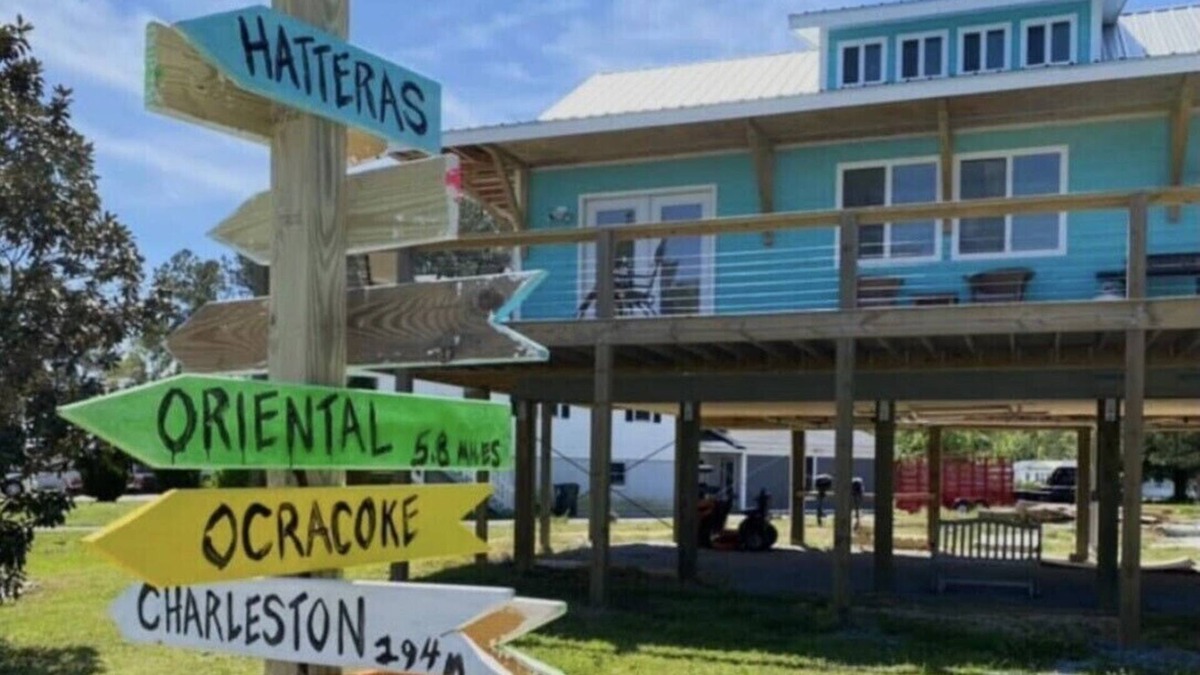 Minnesott Beach House | Dolphin Watch Bahamas Style w/ boatdock 5 min to Oriental and Ferry