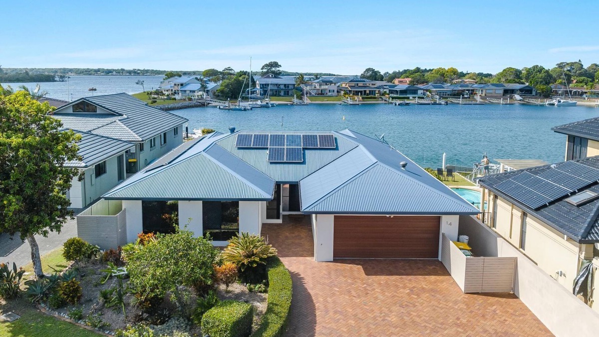 Yamba House | Dolphin Waters | Waterfront Delight
