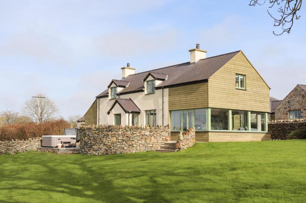 Brynsiencyn House | Dolwaenydd