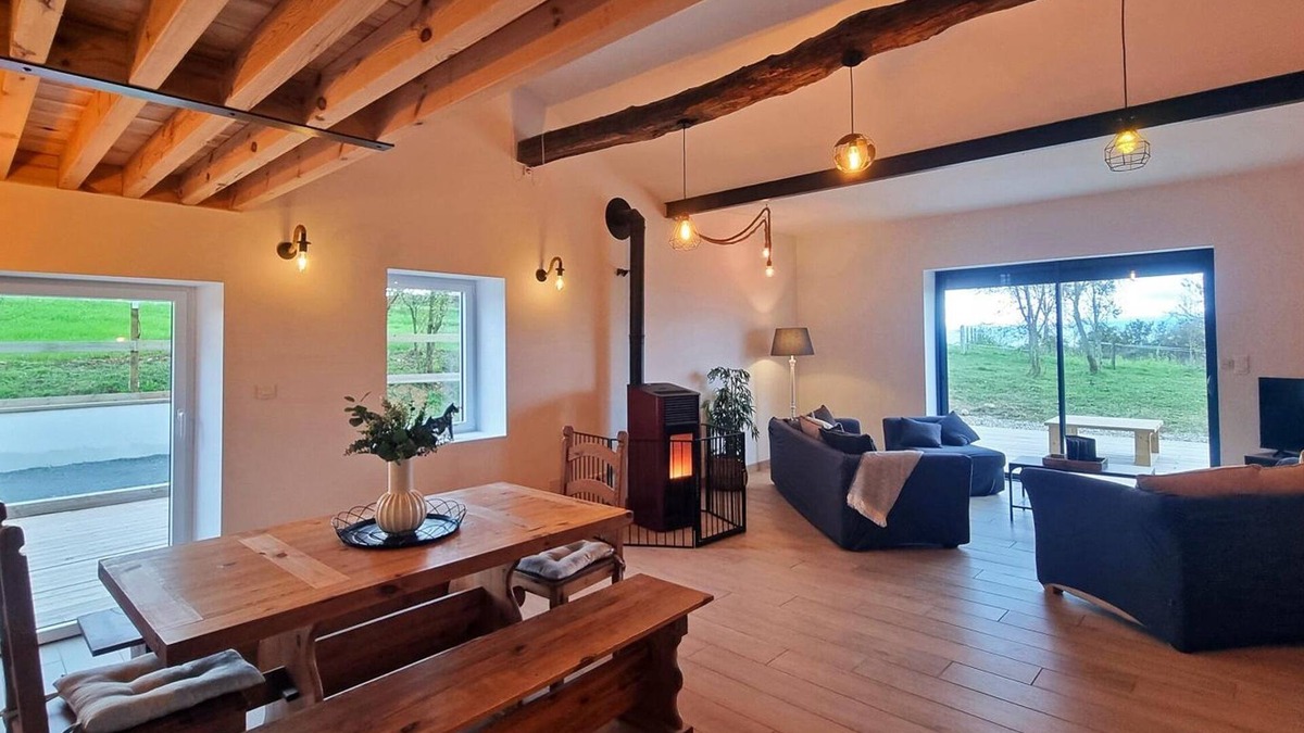 Pouilly-les-Feurs Cottage | Domaine du Chaffat: Spacious lodgings with pool, pets allowed, wifi