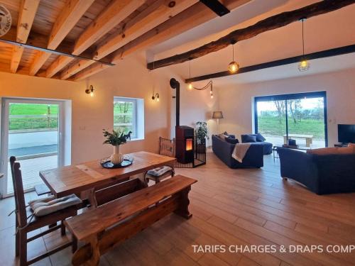 Pouilly-les-Feurs House | Domaine du Chaffat: Gîte avec Piscine, WiFi, Animaux admis, 12 à 14 pers. - FR-1-496-344
