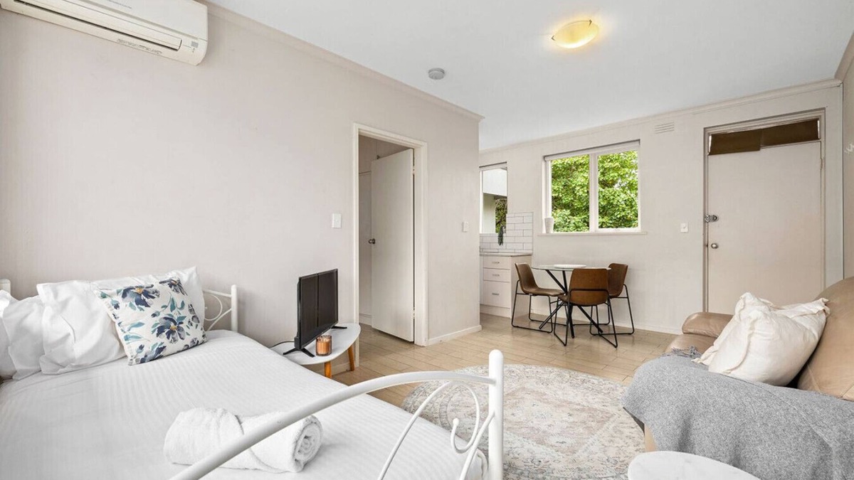 St. Kilda East Apartment | Domi Rentals - The Carlisle Apartments