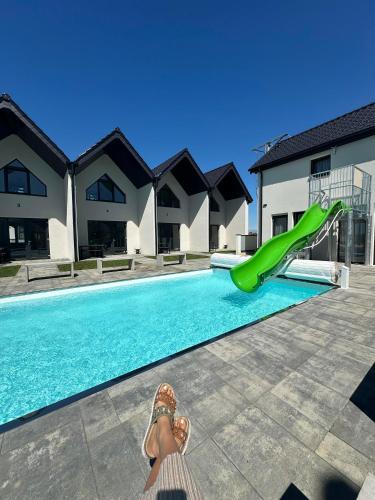 Trzesacz House | Domki Aurora klimatyzowane, z podgrzewanym basenem i zjeżdżalnią wodną