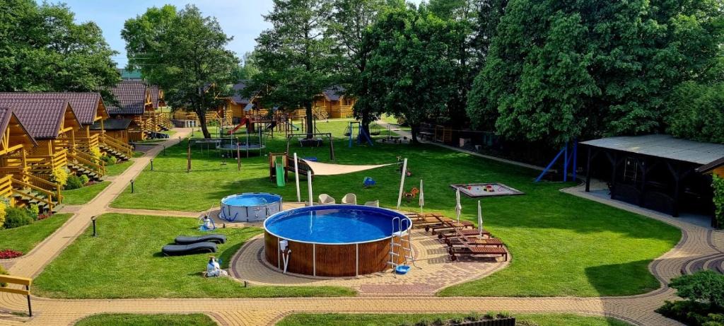 Sztutowo House | Domki i pokoje "ZIELONA PRZYSTAŃ" - baseny z podgrzewaną wodą, plac zabaw, świetlica dla dzieci, wypożyczalnia rowerów