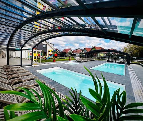 Wladyslawowo Apartment | Domki Kotwica PARK Władysławowo - Trzy Baseny z Podgrzewaną Wodą pod Kopułą