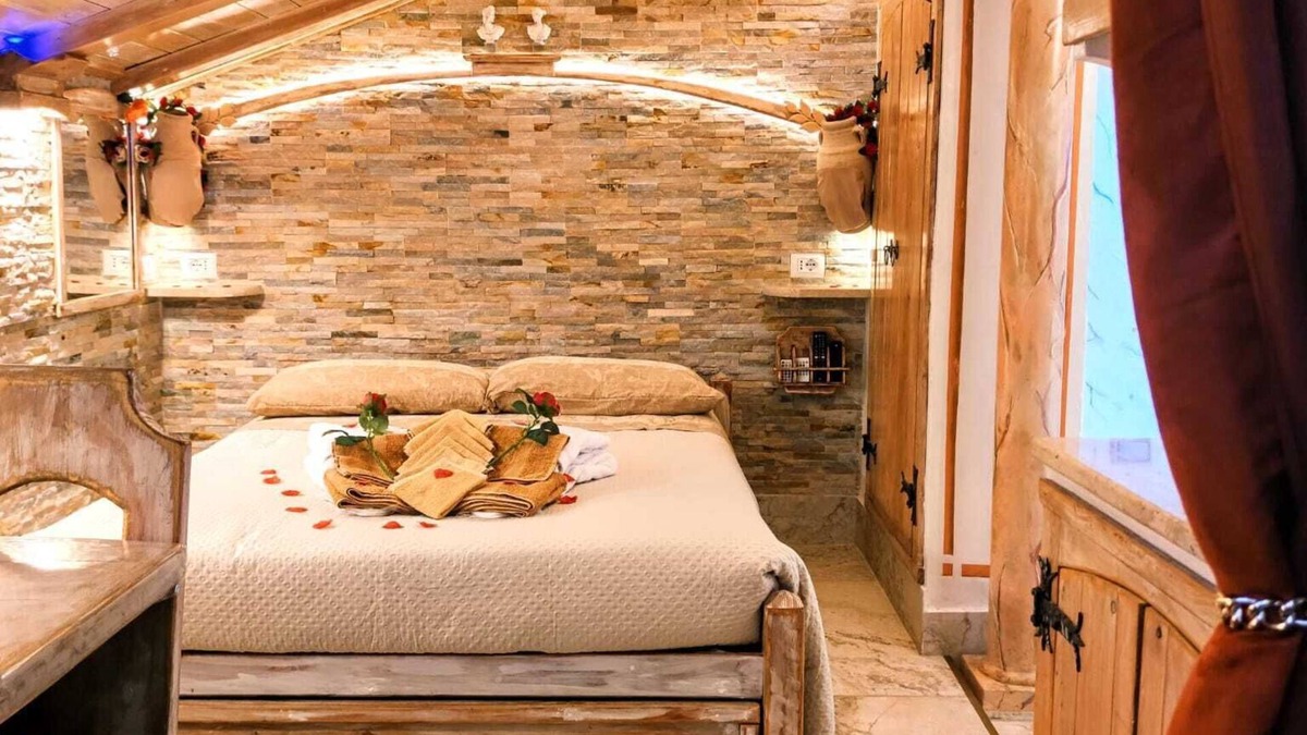 Aurelio Apartment | Domus Corneliæ - Romantic Penthouse & Jacuzzi Metro A Cornelia - 4 Km Vatican