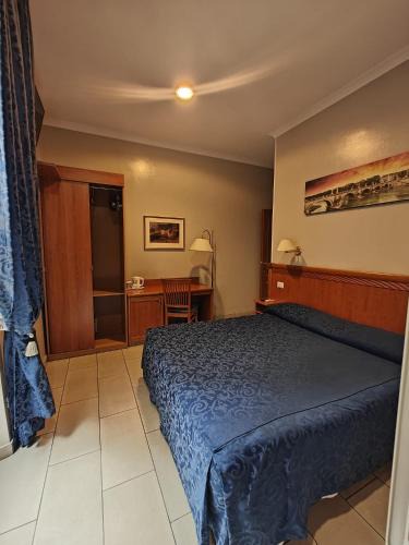 Rione XVIII Castro Pretorio House | Domus Roxy