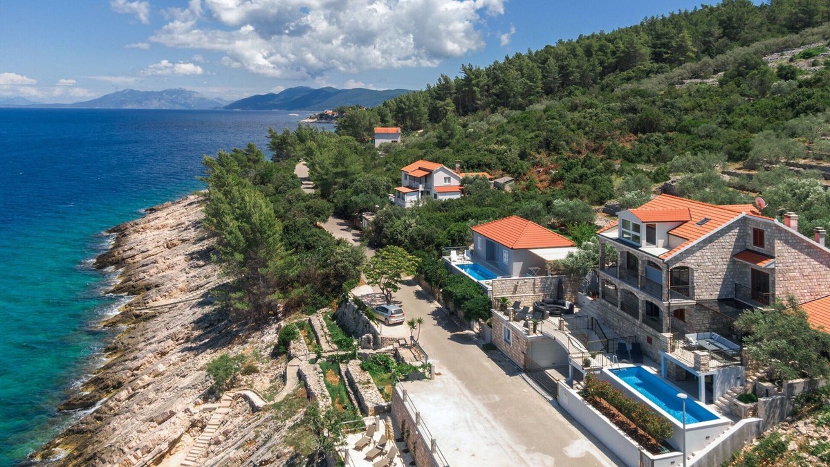 Prigradica House | Dona Maria-Five Bedroom Holiday Home With Pool