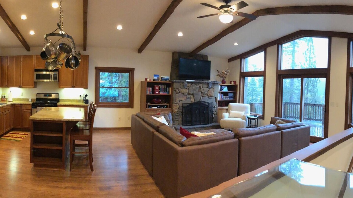 Truckee House | DonnerDayz.com Large + Luxury Home + Salt Water Hot Tub + New Purple Mattresses