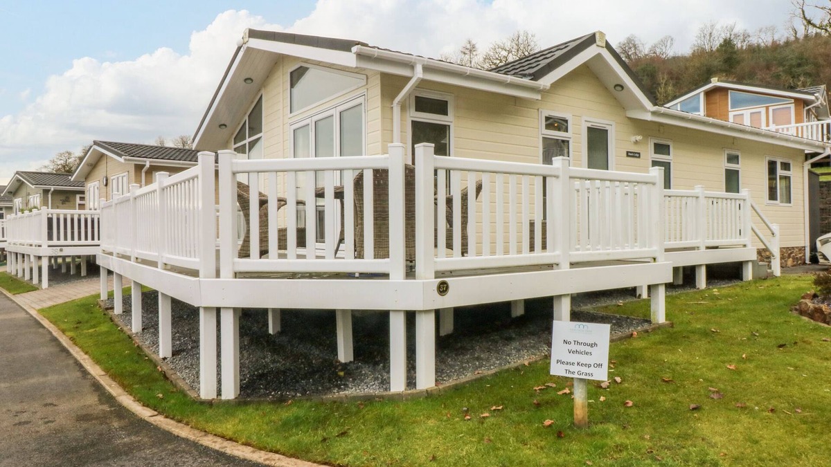Amroth Cottage | DONO'S LODGE, pet friendly, with a garden in Kilgetty