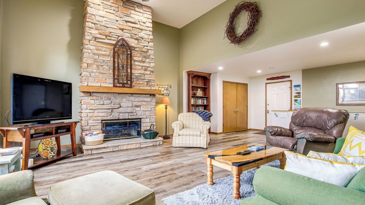 Egg Harbor House | Door County Townhome: Pool Access, 1 Mi to Beach!