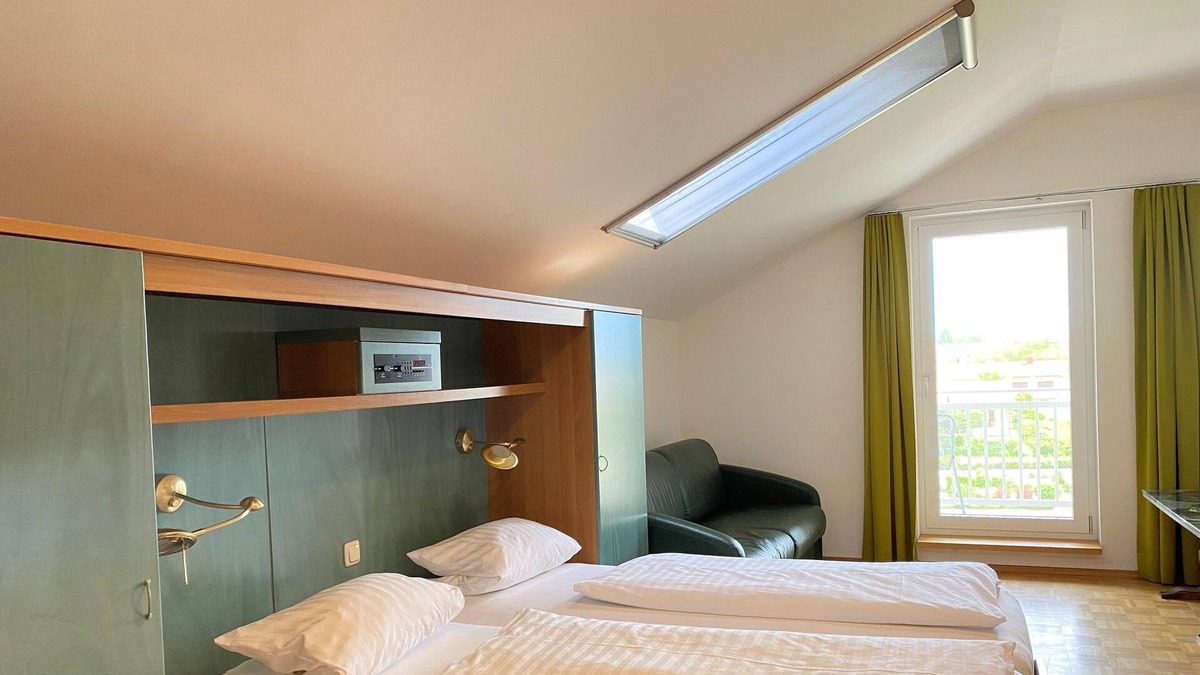 Podersdorf am See House | Doppelzimmer, Stehbakon, Seitl. Seeblick - Seehotel Herlinde