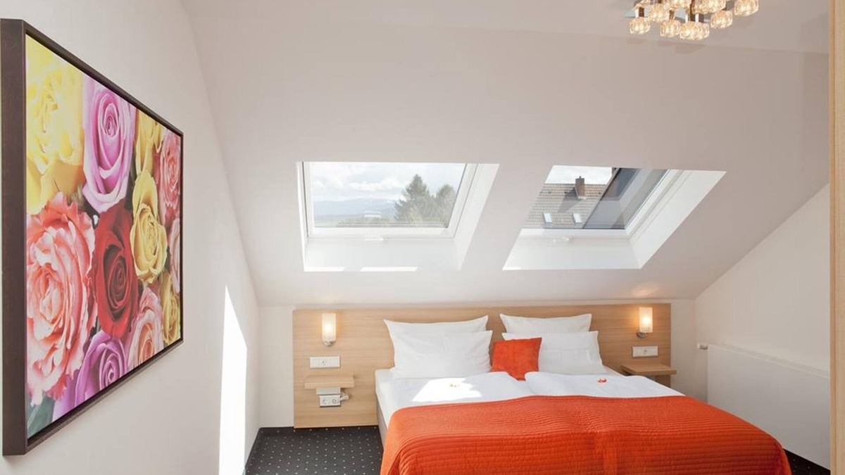 Mengen Apartment | Doppelzimmer mit Doppelbett, Flachbildfernseher und Badezimmer