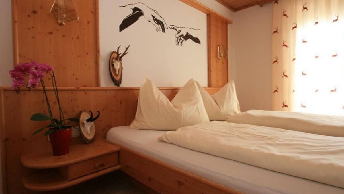 Alpendorf Bed & Breakfast | Doppelzimmer mit Dusche, WC - Forsthof