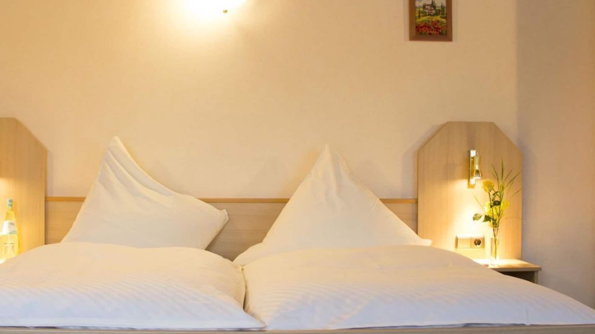 Neroth House | Doppelzimmer Plus Standard ohne Frühstück - Zur Neroburg, Hotel Restaurant