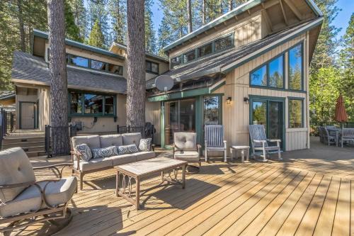 Groveland House | Dos Pinos Spacious Lakefront Cabin with Game Room