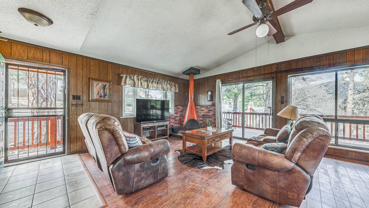 Ruidoso Downs Cabin | 'Double D Cabin' w/Deck, 4 Mi to Grindstone Lake!