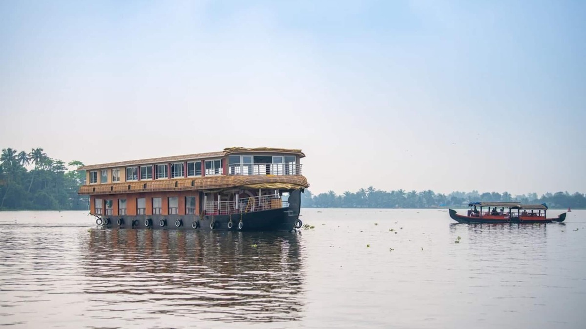 Alappuzha Boat Rental | Double-Decker floating Deluxe Houseboat