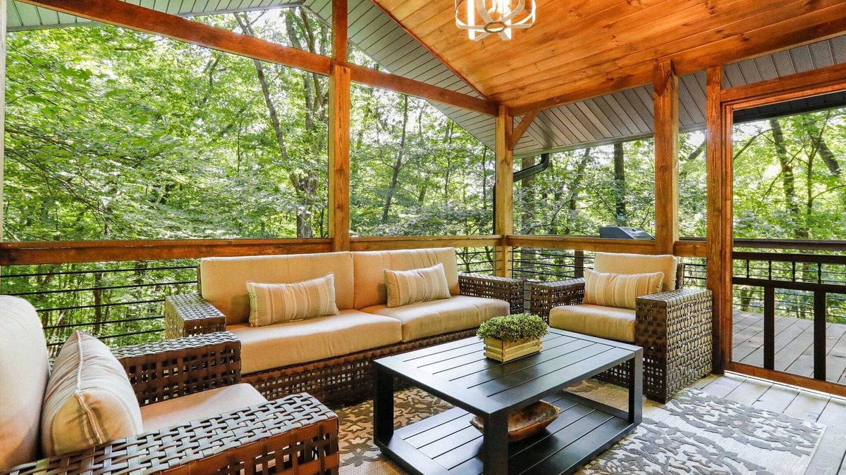 Berkeley Springs Cabin | 🌳Double Decker Screened Porches 🥾Hike to Brewery🌟4 BED 4 BATH❄️Private HotTub
