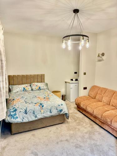 Huddersfield Apartment | Double Deluxe Centre Apartment- Free Parking - Self Check-In - Cctv