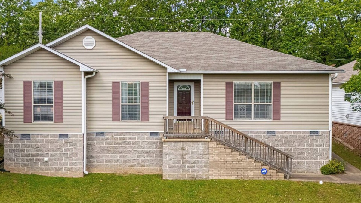 Sherwood House | Double Diamond Rentals- Charming 3BR Near AFB & LR