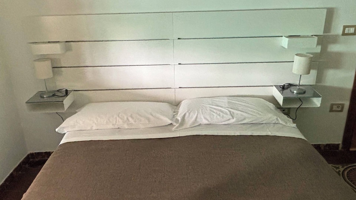 Potenza House | Double or Twin - Shared Bathroom and Private Parking in Loco