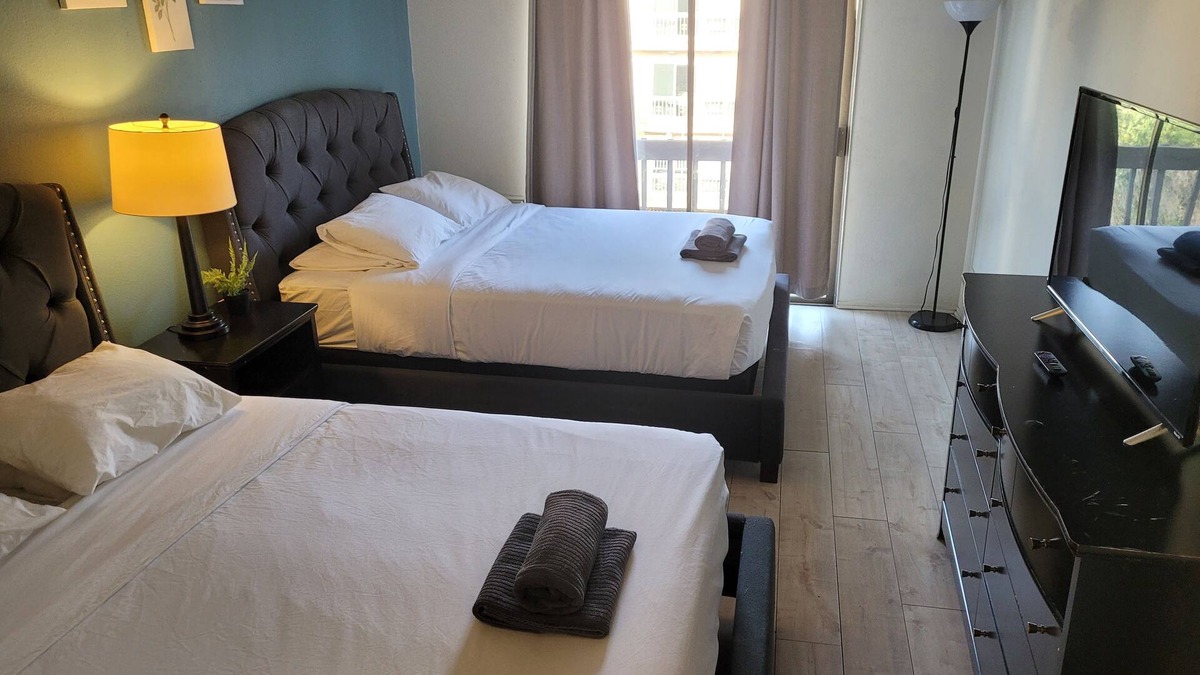 Pico - Robertson Apartment | Double Queen Bed Unit with AC and WiFi in Beverly Hills