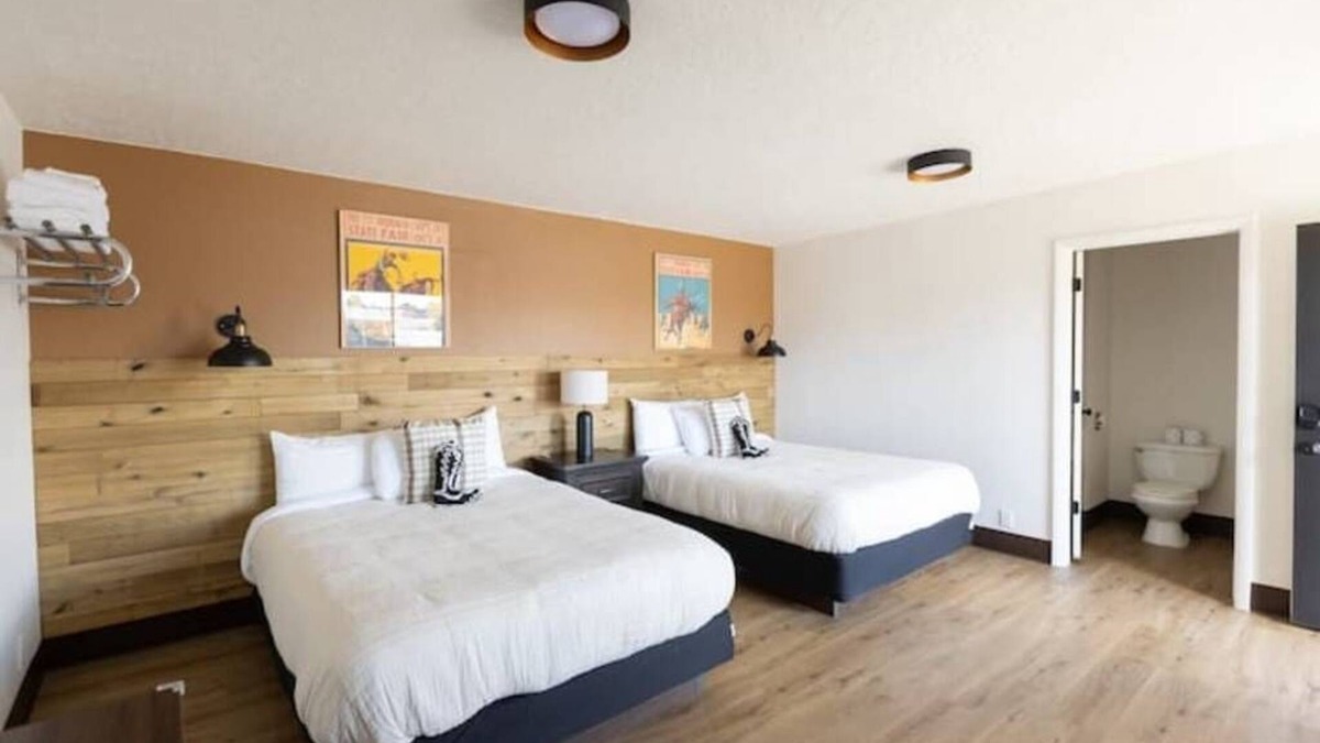 Panguitch Hotel | Double Queen Bedroom Western Themed Bryce Canyon