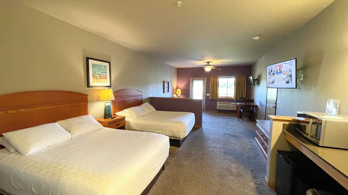 Lake Delton Hotel | Double Queen Hotel Room @ Spring Brook Resort