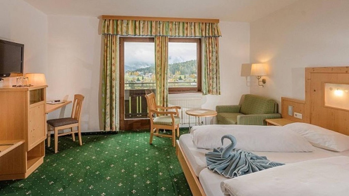 Ramsau am Dachstein Hotel | Double room Mitterspitz with bath or shower - Hotel Berghof