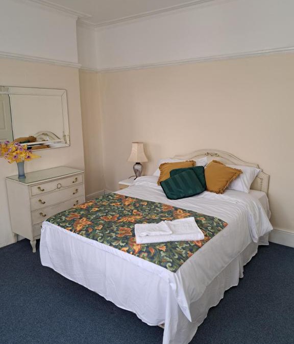 Seven Kings House | Double Room available- London Seven Kings Seven Kings Train Station