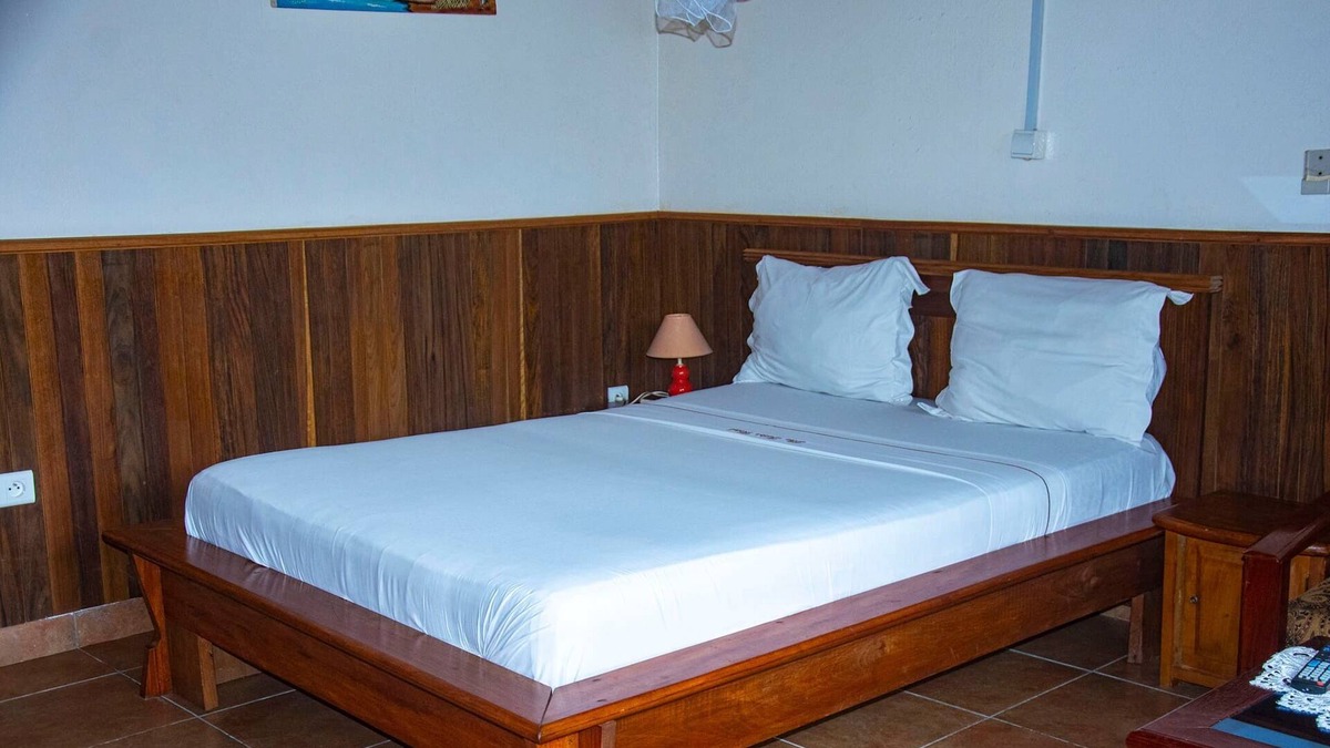 Kribi House | Double room-Basic-Ensuite with Shower-Garden view