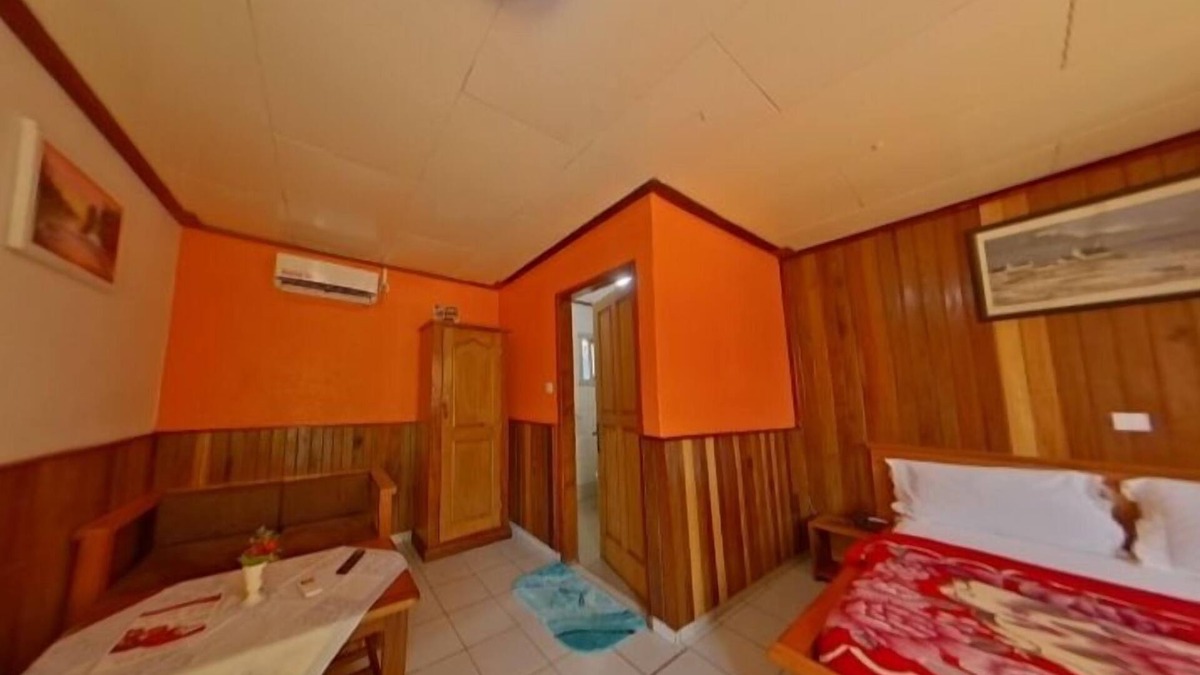 Kribi Hotel | Double room-Basic-Ensuite with Shower-Courtyard view