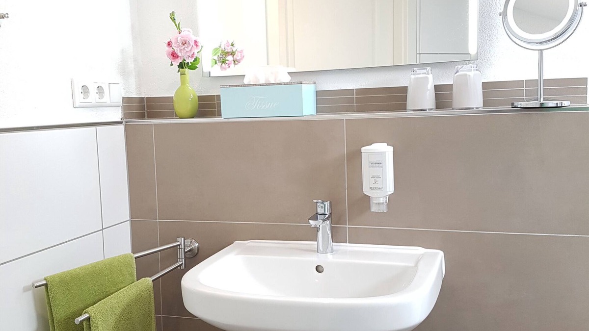 Moehnesee Apartment | Double room forest view approx. 20sqm shower/WC