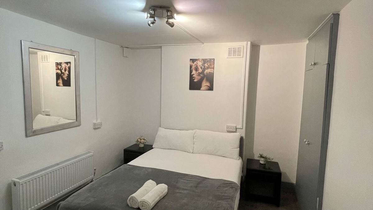 Somers Town Bed & Breakfast | Double Room - Shared Bathroom