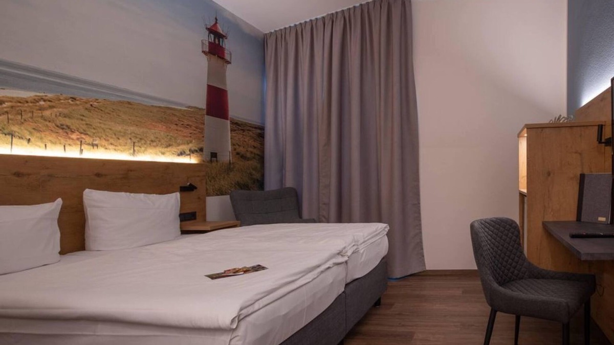 Center House | Double room, shower, WC, Superior - Hotel Stadt Aurich