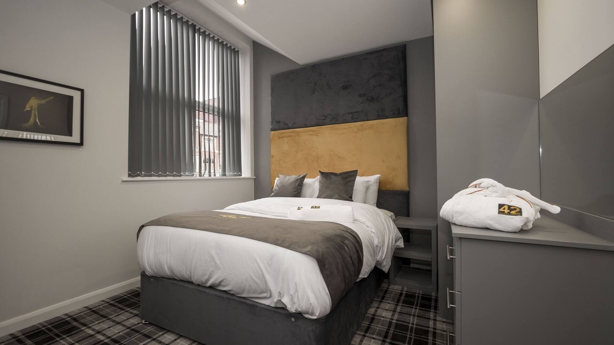 Scunthorpe Hotel | Double room-Standard-Ensuite with Shower