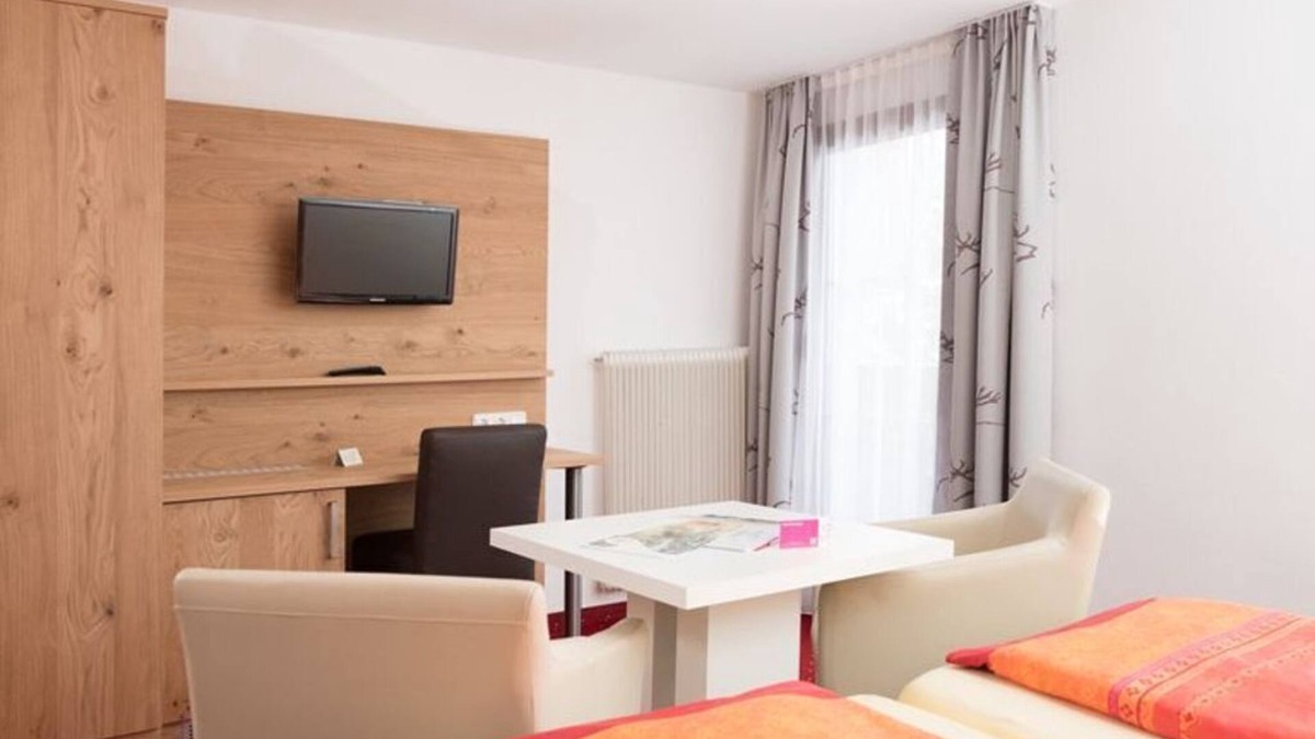 Tiefgraben Bed & Breakfast | Double Room with Balcony and Garden View - Pension Irlingerhof *